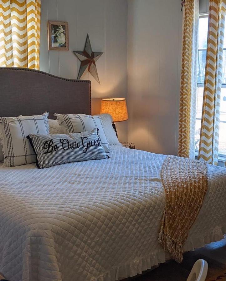 Pecan St. Parlor Haus Downtown Bandera, Tx ภายนอก รูปภาพ