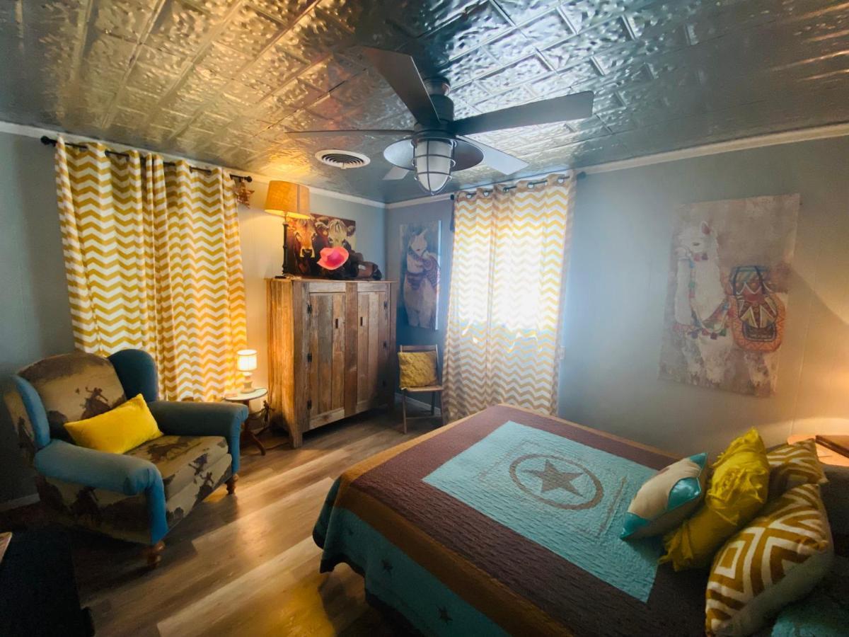 Pecan St. Parlor Haus Downtown Bandera, Tx ภายนอก รูปภาพ